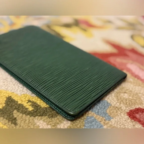 LOUIS VUITTON Vintage Unisex Green Epi Leather Long Bi-Fold Agenda Wallet - Picture 13 of 16